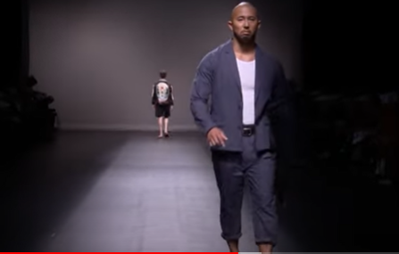 Amazon Fashion Week Tokyoでランウェイを歩く木村俊作